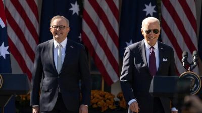 Президент США Джо Байден и премьер-министр Австралии Энтони Олбанезе прогуливаются по Розовому саду на пресс-конференции в Белом доме 25 октября 2023 года. (Drew Angerer/Getty Images)