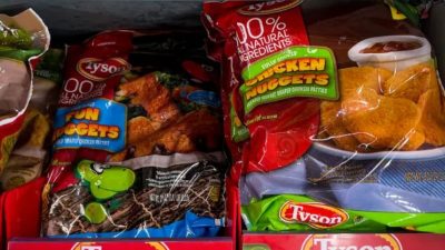Замороженные куриные продукты Tyson food хранятся в холодильной секции магазина в Вашингтоне, 8 августа 2023 года. (Anna Moneymaker/Getty Images)