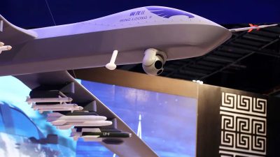 Модель боевого беспилотника Wing Loong II для Китайской национальной корпорации по импорту и экспорту авиационных технологий представлена на конференции по военным беспилотникам в Абу-Даби, Объединённые Арабские Эмираты, 25 февраля 2018 года. (Jon Gambrell/AP)