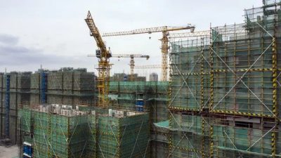 Недостроенные многоквартирные дома в жилом проекте Phoenix City, построенном компанией Country Garden Holdings Co., в Шанхае, Китай, 17 января 2022 года. (Qilai Shen/Bloomberg via Getty Images)
