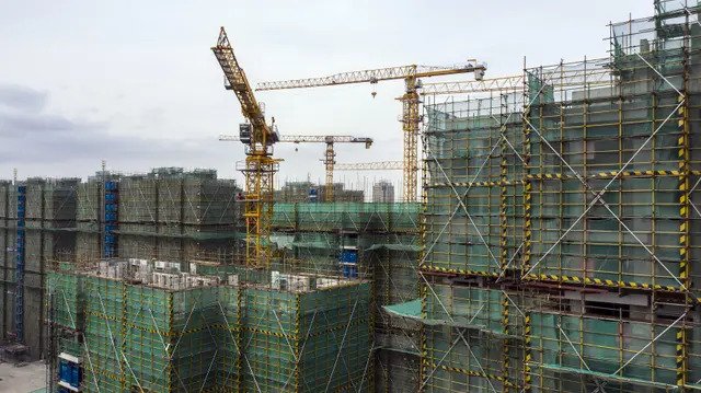Недостроенные многоквартирные дома в жилом проекте Phoenix City, построенном компанией Country Garden Holdings Co., в Шанхае, Китай, 17 января 2022 года. (Qilai Shen/Bloomberg via Getty Images)