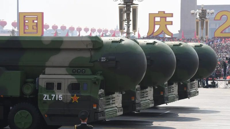 Китайские межконтинентальные баллистические ракеты DF-41, способные нести ядерное оружие, на военном параде на площади Тяньаньмэнь в Пекине 1 октября 2019 года. (Greg Baker/AFP via Getty Images)