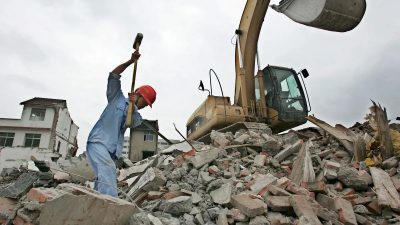 Ул. Байляньцзин в районе Пудун, где сносят жилые дома, Шанхай, Китай, 28 августа 2005 г. (China Photos/Getty Images)