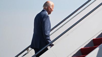 Президент США Джо Байден садится на борт Air Force One, направляющегося в Северную Ирландию, на объединённой базе Эндрюс в Мэриленде, 11 апреля 2023 года. (Mandel Ngan/AFP via Getty Images)
