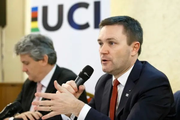 Президент UCI Дэвид Лаппартиент (справа) говорит с представителями СМИ о борьбе с технологическим мошенничеством во время пресс-конференции в Женеве 21 марта 2018 года. (Salvatore Di Nolfi/Keystone via AP)