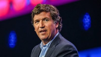 Бывший ведущий телеканала Fox News Такер Карлсон выступает на конференции Turning Point Action Conference в Уэст-Палм-Бич, штат Флорида, 15 июля 2023 года. (Giorgio Viera/AFP via Getty Images)
