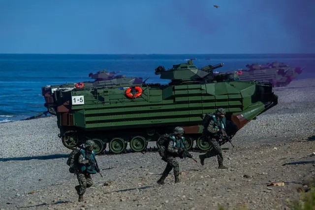 Солдаты высаживаются из десантных машин AAV7 во время военных учений «Хан Куанг», которые имитируют вторжение Народно-освободительной армии Китая (НОАК) на остров, 28 июля 2022 года в Пинтуне, Тайвань. (Annabelle Chih/Getty Images)