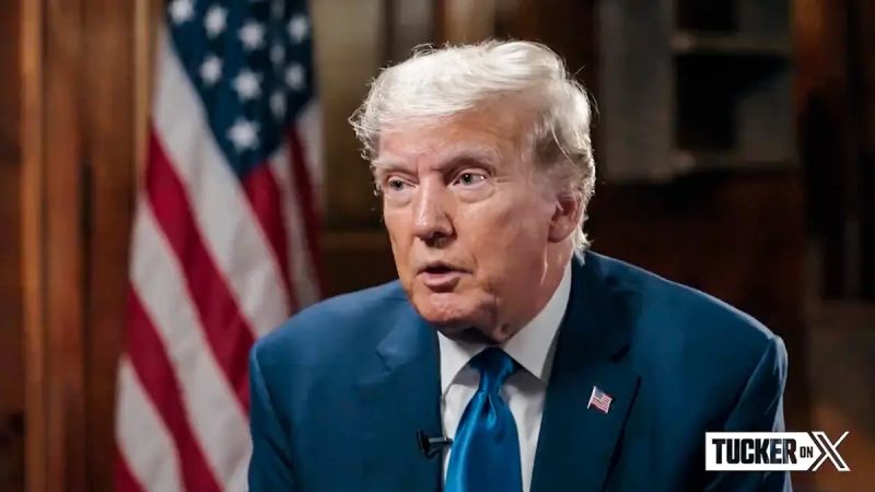 Дональд Трамп беседует с Такером Карлсоном в предварительно записанном интервью, которое транслировалось в программе «Вечер дебатов» 23 августа 2023 года. (Такер Карлсон/X)
