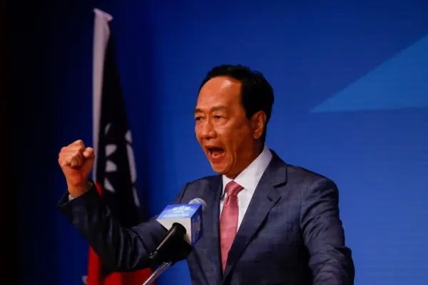 Терри Гоу, основатель компании Foxconn, объявляет о выдвижении своей кандидатуры на пост президента Тайваня во время пресс-конференции в Тайбэе, Тайвань, 28 августа 2023 года. (Ann Wang/Reuters)