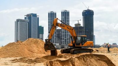 Рабочие на строительной площадке в рамках финансируемого Китаем проекта Port City в Коломбо, Шри-Ланка, 8 ноября 2019 года. (Ishara S. Kodikara/AFP via Getty Images)
