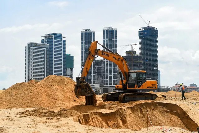 Рабочие на строительной площадке в рамках финансируемого Китаем проекта Port City в Коломбо, Шри-Ланка, 8 ноября 2019 года. (Ishara S. Kodikara/AFP via Getty Images)