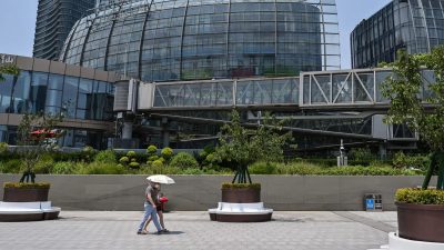 Снятая вывеска компании (вверху слева) видна на общем виде незанятого здания Evergrande Center в Шанхае 27 июля 2022 года. (Hector Retamal/AFP via Getty Images)
