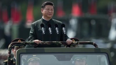 Си Цзиньпин инспектирует солдат Народно-освободительной армии Китая в казармах в Гонконге 30 июня 2017 года. (Dale De La Rey/AFP via Getty Images)
