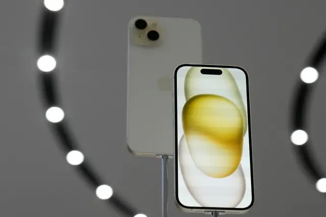 Телефон iPhone 15 во время анонса новых продуктов в кампусе Apple в Купертино, Калифорния, 12 сентября 2023 года. (Jeff Chiu/AP Photo)
