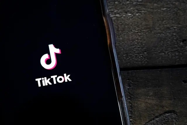 Приложение TikTok на экране Apple iPhone. (Drew Angerer/Getty Images)
