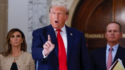 Бывший президент Дональд Трамп беседует со СМИ в третий день судебного разбирательства по делу о гражданском мошенничестве в Нью-Йорке 4 октября 2023 года. (Kena Betancur/AFP via Getty Images)
