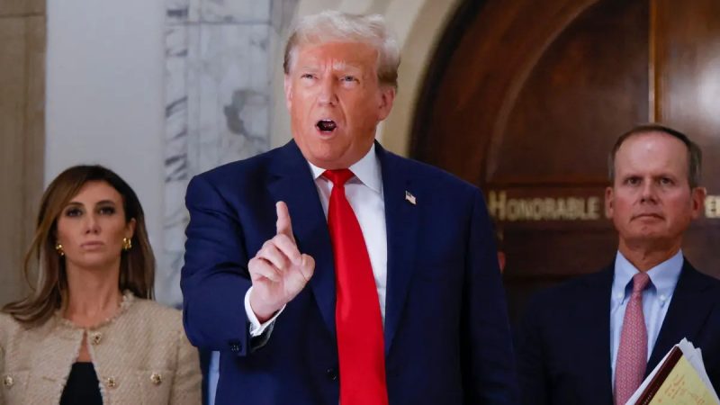 Бывший президент Дональд Трамп беседует со СМИ в третий день судебного разбирательства по делу о гражданском мошенничестве в Нью-Йорке 4 октября 2023 года. (Kena Betancur/AFP via Getty Images)
