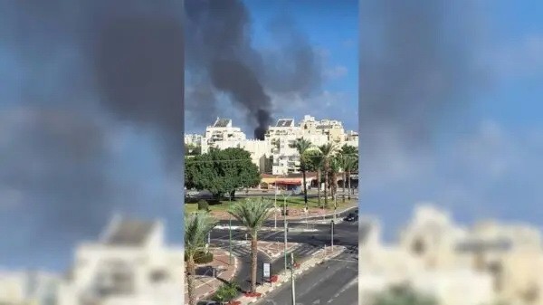 Поднимается дым после того, как ракета, выпущенная из сектора Газа, попала в Ашкелон, на юге Израиля, 7 октября 2023 года. (The Epoch Times Israel)