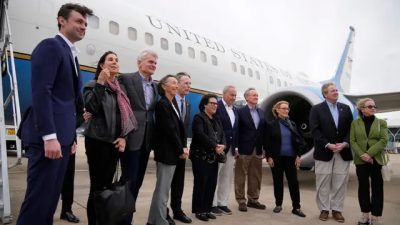 Лидер большинства в Сенате США Чак Шумер и другие члены делегации прибывают в международный аэропорт Шанхае 7 октября 2023 года. (Aly Song/AFP via Getty Images)

