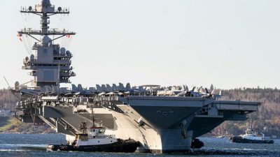 Американский эсминец «Джеральд Р. Форд», один из крупнейших авианосцев в мире, прибывает в Галифакс, Канада, 28 октября 2022 года. (Andrew Vaughan/The Canadian Press via AP)
