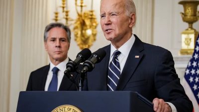 Президент Джо Байден говорит о террористических атаках в Израиле вместе с госсекретарём Энтони Блинкеном из государственной столовой Белого дома 7 октября 2023 года в Вашингтоне, округ Колумбия. (Samuel Corum/Getty Images)
