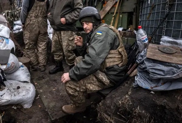 Украинский военнослужащий на линии фронта к востоку от Харькова, Украина, 31 марта 2022 года. (Fadel Senna/AFP via Getty Images)