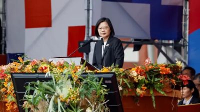 Президент Тайваня Цай Ин-вэнь присутствует на церемонии празднования Национального дня в Тайбэе, Тайвань, 10 октября 2023 года. (Carlos Garcia Rawlins/Reuters)