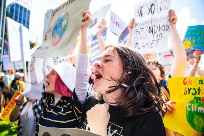 Люди протестуют против изменения климата в Сиднее, 20 сентября 2019 г. (Jenny Evans/Getty Images)