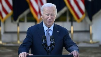 Президент Джо Байден объявляет о новых мерах по защите потребителей от скрытых сборов за мусор в Розовом саду Белого дома 11 октября 2023 года. (Brendan Smialowski/AFP via Getty Images)
