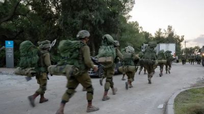 Солдаты Армии обороны Израиля проходят по кибуцу Беери, где несколькими днями ранее боевики ХАМАС убили более ста мирных жителей недалеко от границы с Газой в Беери, Израиль, 11 октября 2023 года. (Alexi J. Rosenfeld/Getty Images)
