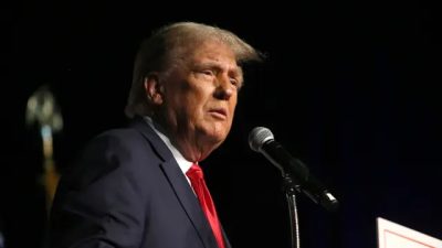 Дональд Трамп выступает с речью на митинге в Уэст-Палм-Бич, штат Флорида, 11 октября 2023 года. (Alon Skuy/Getty Images)
