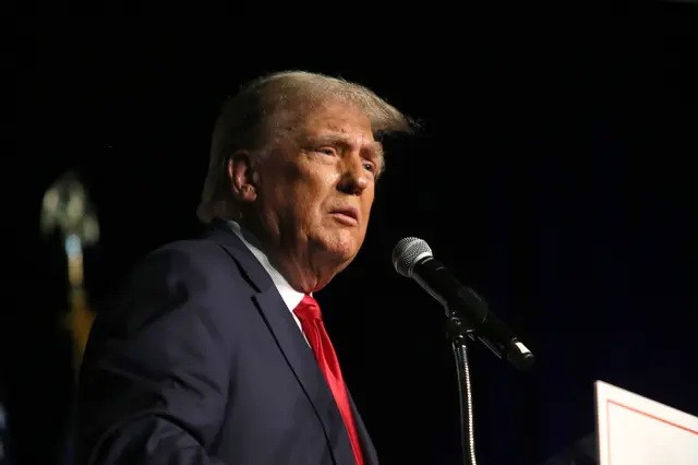 Дональд Трамп выступает с речью на митинге в Уэст-Палм-Бич, штат Флорида, 11 октября 2023 года. (Alon Skuy/Getty Images)

