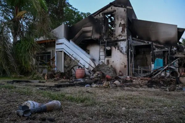 На траве перед домом, где несколькими днями ранее боевики ХАМАС убили мирных жителей и солдат в Беэри, Израиль, 11 октября 2023 года, остались ракетные снаряды. (Alexi J. Rosenfeld/Getty Images)