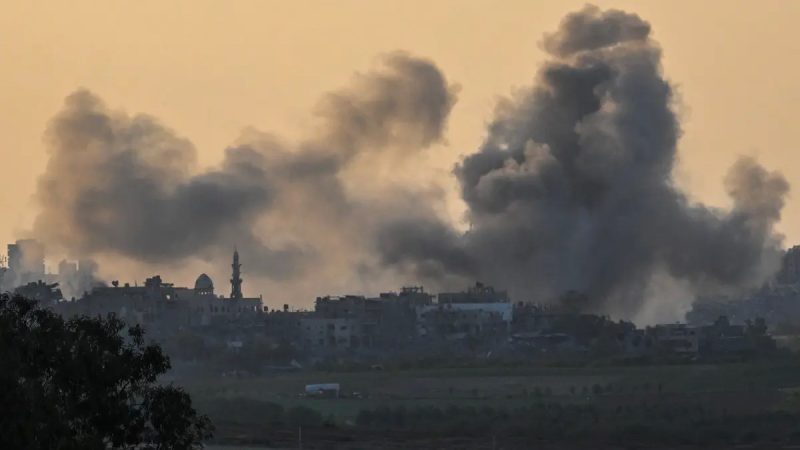 Вид с израильской стороны границы, когда израильские военные проводят бомбардировку на севере Газы 15 октября 2023 года. (Alexi J. Rosenfeld/Getty Images)