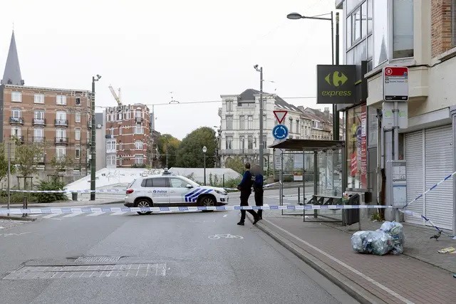 Полицейские охраняют площадь Юджина Вербоеховенплейн в районе Схарбек в Брюсселе, 17 октября 2023 года, где предполагаемый преступник был застрелен во время вмешательства полиции в кафе в Брюсселе. (JAMES ARTHUR GEKIERE/BELGA/AFP via Getty Images)
