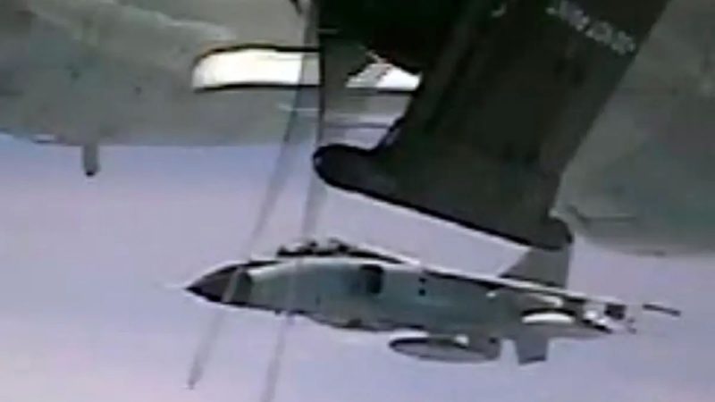 На этом изображении из видео показан перехват американского военного самолета китайским истребителем над Тихим океаном 24 мая 2022 года. (Department of Defense via AP) 