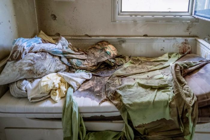 Детская кровать, испачканная кровью после нападения на кибуц Беэри, Израиль, 20 октября 2023 года. (Dima Vazinovich/Middle East Images/AFP via Getty Images)