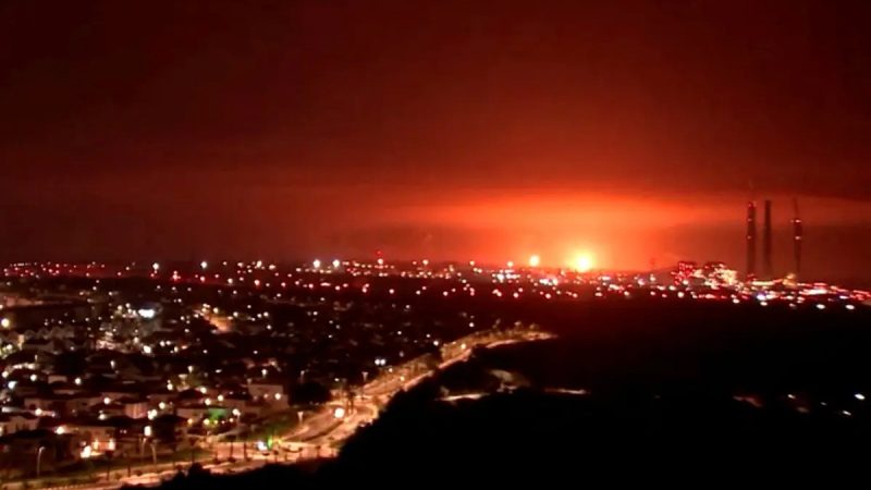 Взрыв на границе Израиля и Газы во время войны между Израилем и ХАМАС, как видно с израильской стороны, 27 октября 2023 года. (Reuters TV via Reuters)
