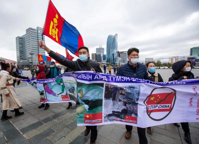 Акция протеста в Улан-Баторе, столице Монголии, против политики Китая в соседней провинции Внутренняя Монголия, Китай, 1 октября 2020 г. (Byambasuren Byamba-Ochir/AFP via Getty Images)