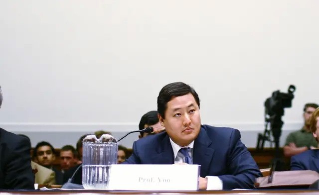 Бывший сотрудник Министерства юстиции США, а ныне профессор  Джон Ю в Вашингтоне, округ Колумбия, 26 июня 2008. (Melissa Golden/Getty Images)
