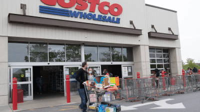 Покупатели выходят с полными тележками из магазина Costco в Вашингтоне, 5 мая 2020 года. (Nicholas Kamm/AFP via Getty Images)