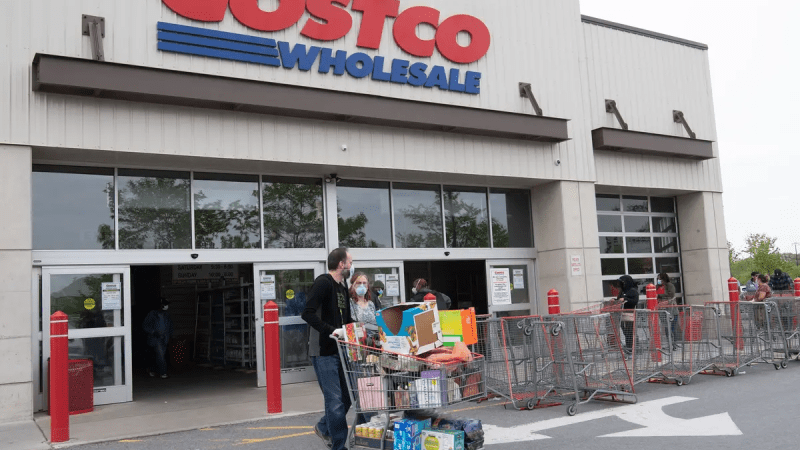 Законодатели требуют от Costco ответа за продажу видеооборудования с «запрещёнными китайскими компонентами» Покупатели выходят с полными тележками из магазина Costco в Вашингтоне, 5 мая 2020 года. (Nicholas Kamm/AFP via Getty Images)