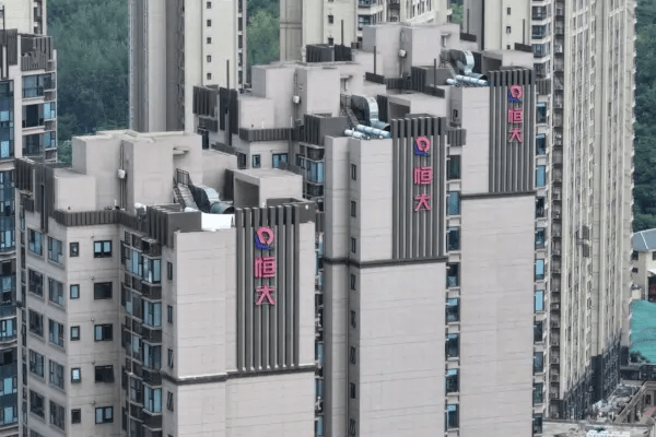 Логотип Evergrande на жилых зданиях в Нанкине, восточная провинция Китая Цзянсу, 18 августа 2023 года. (Stringer/AFP via Getty Images)