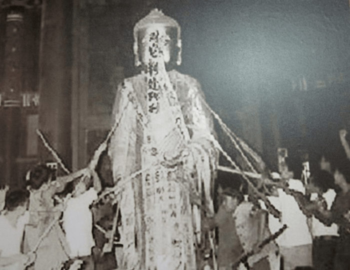 В 1966 году злобная банда красногвардейцев ворвалась в храм Фамэнь. Они разрушили сначала бронзовые статуи в зале Будды, затем попытались выкопать подлинную реликвию в пагоде. (via Public Domain)