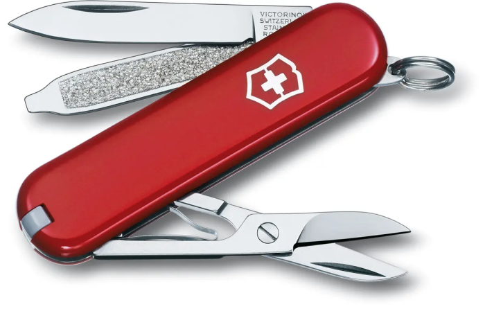 Карманный нож Victorinox Classic SD оснащён небольшим острым лезвием, ножницами, отвёрткой, пинцетом и зубочисткой. (Victorinox)