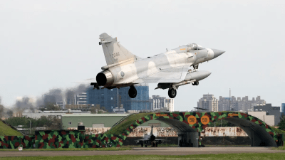 Истребитель Mirage 2000 тайваньских ВВС приземляется на базе ВВС в Синьчжу, северный Тайвань, 9 апреля 2023 года. (Jameson Wu/AFP via Getty Images)