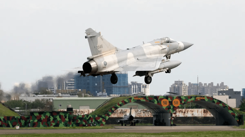 Истребитель Mirage 2000 тайваньских ВВС приземляется на базе ВВС в Синьчжу, северный Тайвань, 9 апреля 2023 года. (Jameson Wu/AFP via Getty Images)