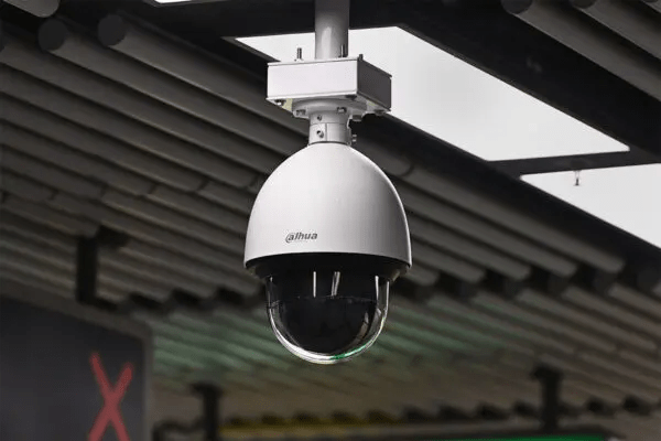 Камера Dahua Technology на станции метро Kowloon Tong в Гонконге. Файл с фотографией. (Song Bi-lung/The Epoch Times)