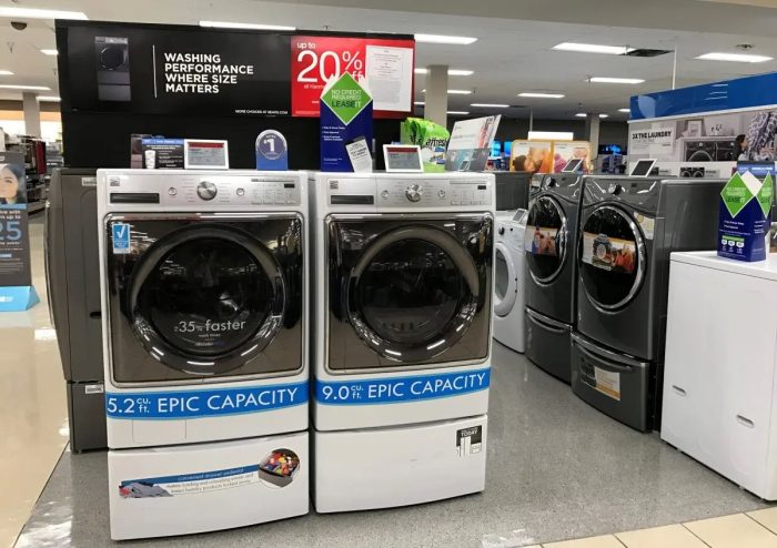 Стиральные машины Sears Kenmore выставлены на продажу в универмаге Sears в Ла Джолла, Калифорния, 22 марта 2017 года. (Mike Blake/Reuters)