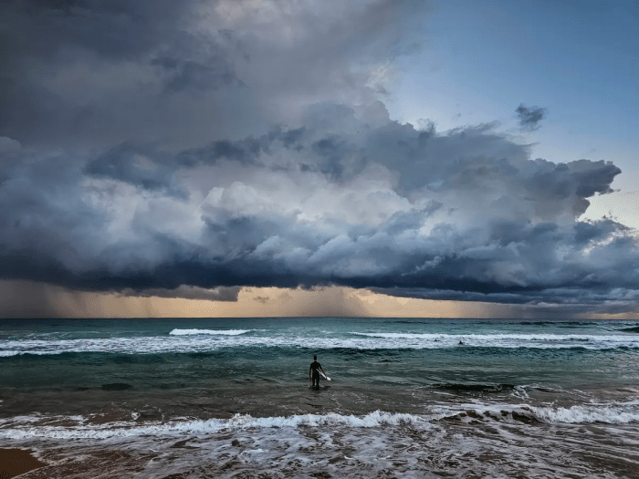 Фотография «Преодолевающий шторм» Леса Ирвига стала победителем конкурса Standard Chartered Smartphone Weather Photographer of the Year. (Courtesy of Les Irwig via Weather Photographer of the Year)